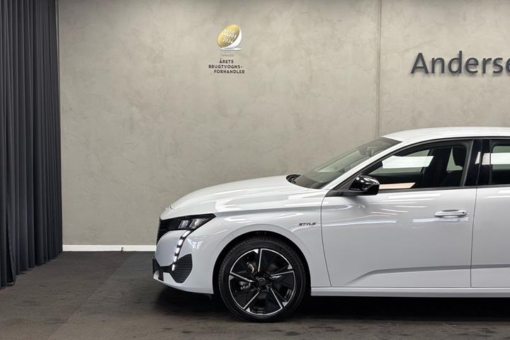 Hvid Peugeot E-308 fra 2025