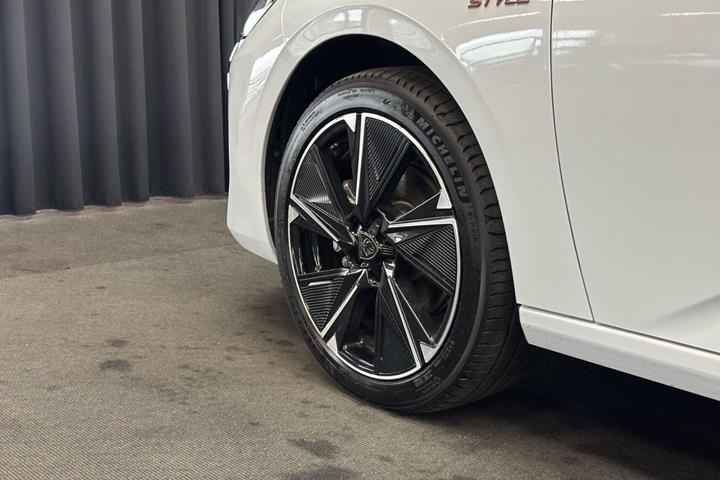 Hvid Peugeot E-308 fra 2025