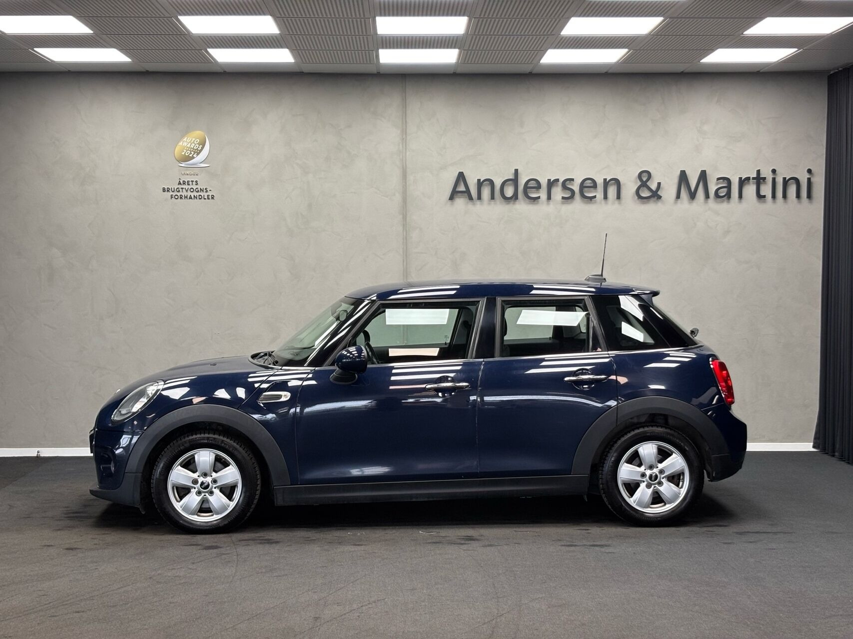 Blå Mini Cooper fra 2017