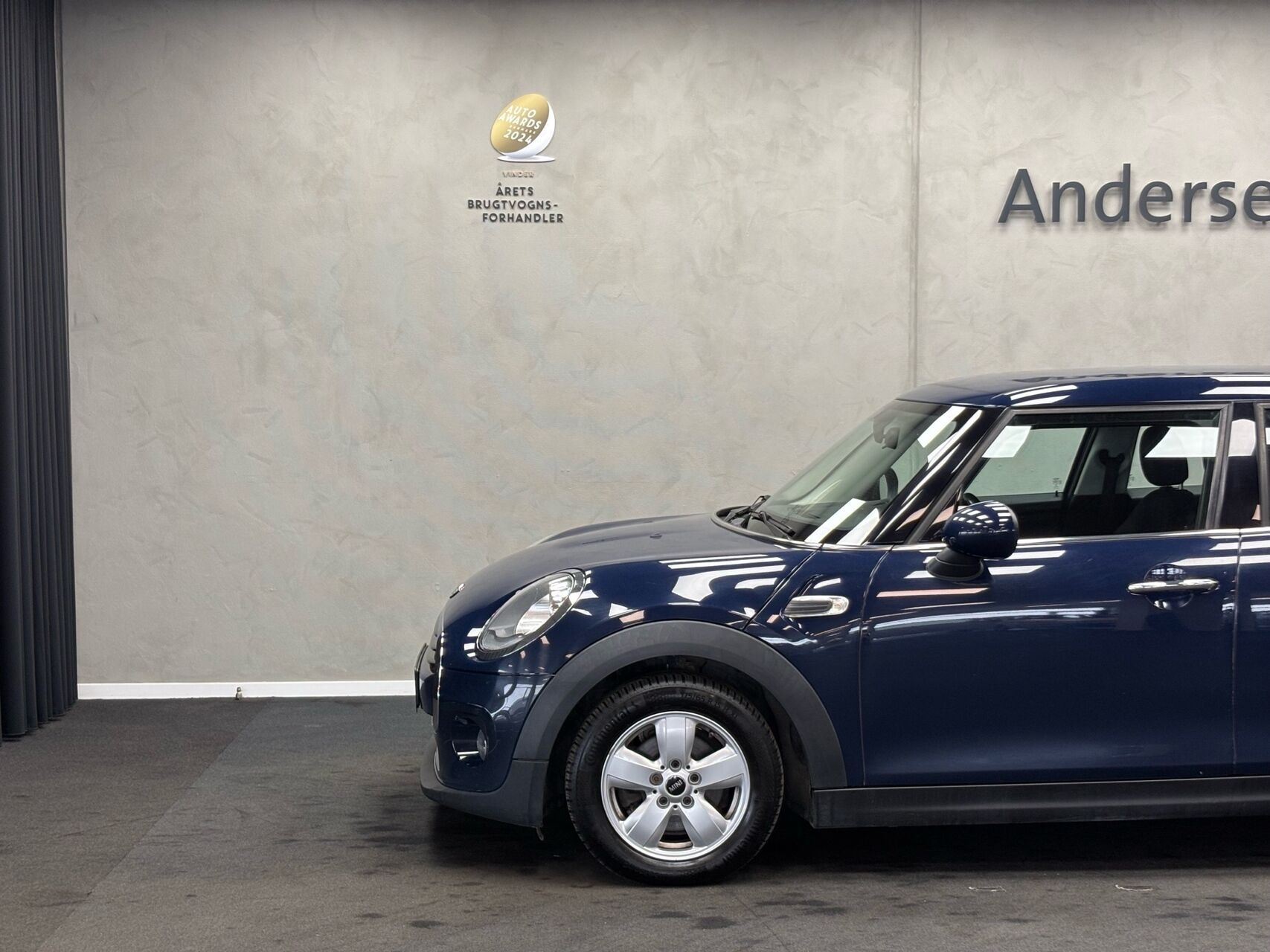Blå Mini Cooper fra 2017