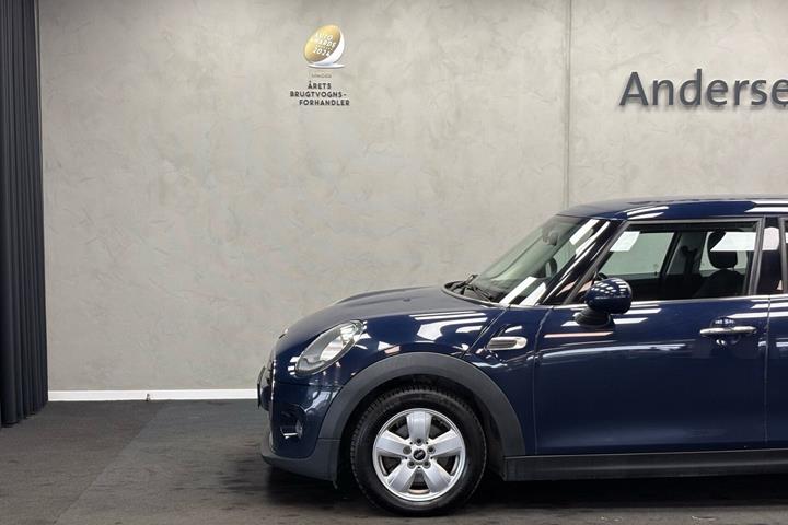 Blå Mini Cooper fra 2017