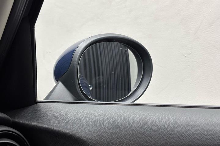 Blå Mini Cooper fra 2017