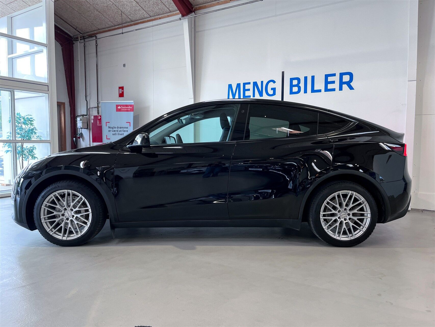 Sort Tesla Model Y fra 2022