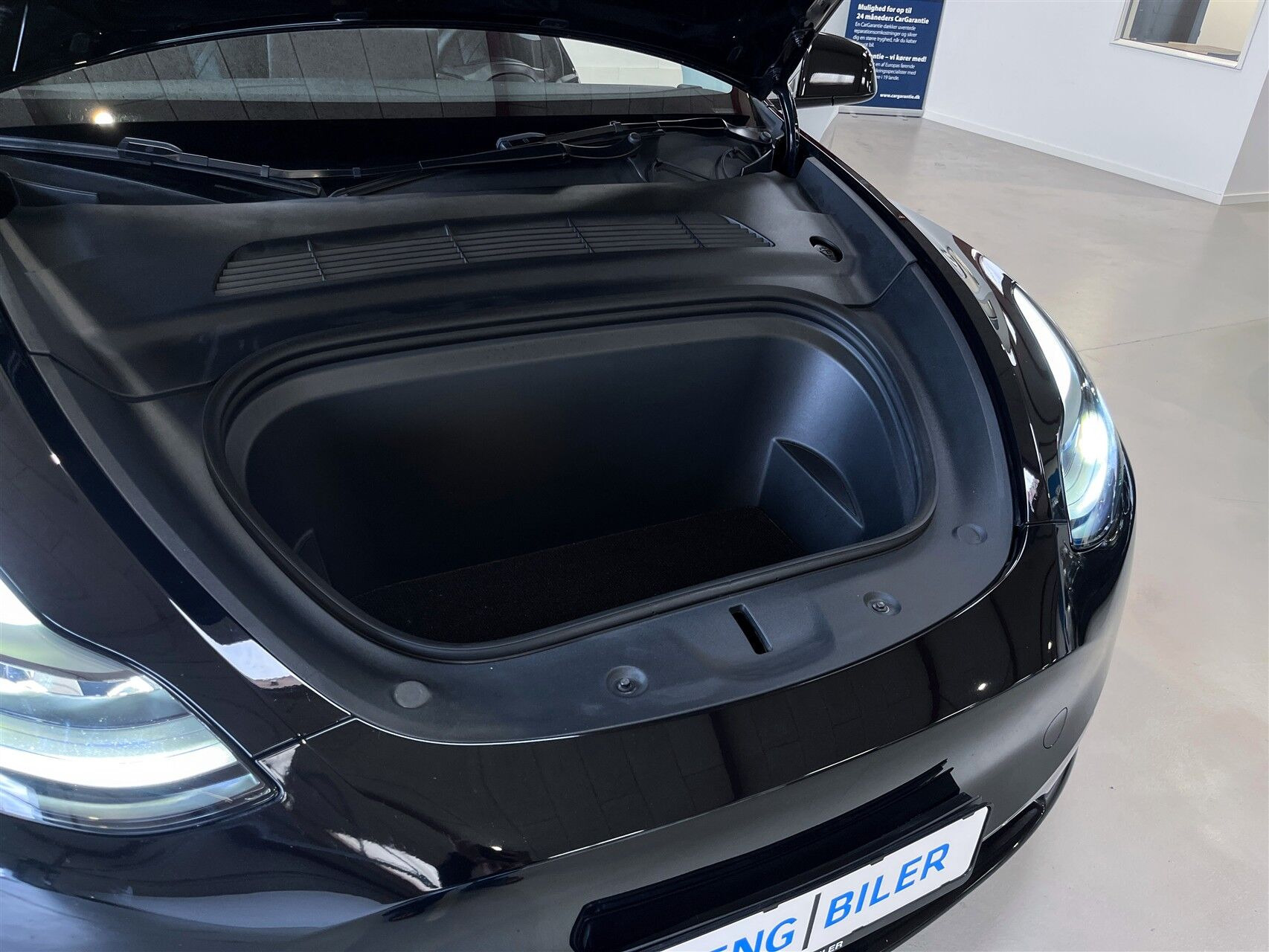 Sort Tesla Model Y fra 2022
