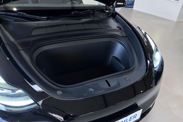 Sort Tesla Model Y fra 2022