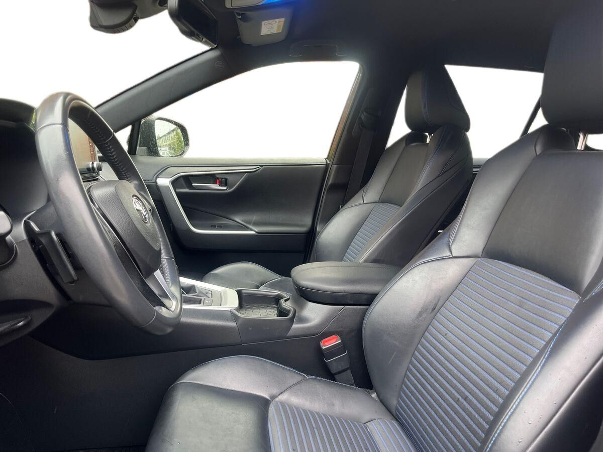 Grå Toyota RAV4 fra 2020