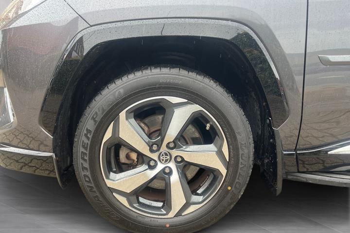 Grå Toyota RAV4 fra 2020