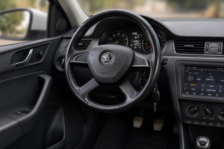 Hvid Skoda Rapid fra 2013