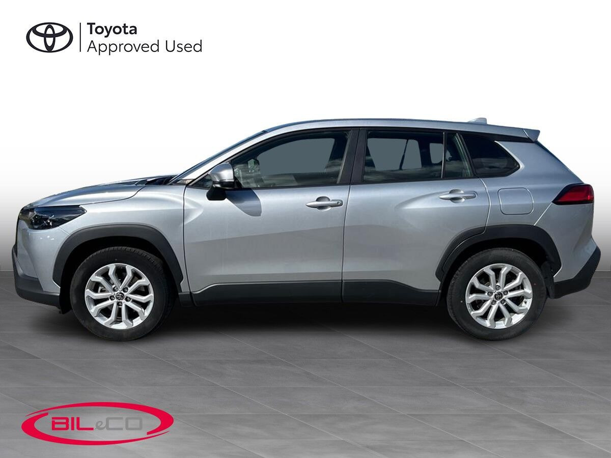 Sølv Toyota Corolla Cross fra 2022