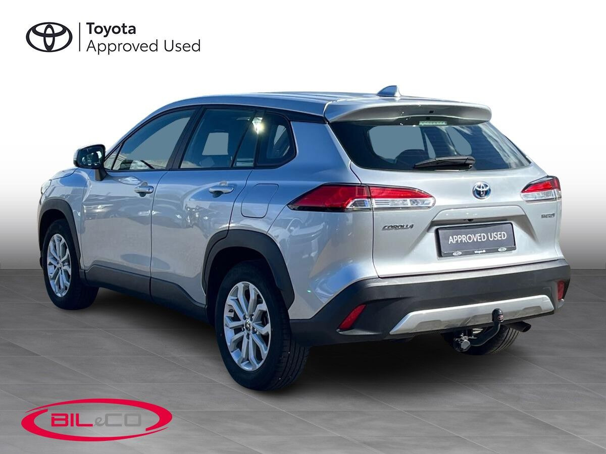 Sølv Toyota Corolla Cross fra 2022