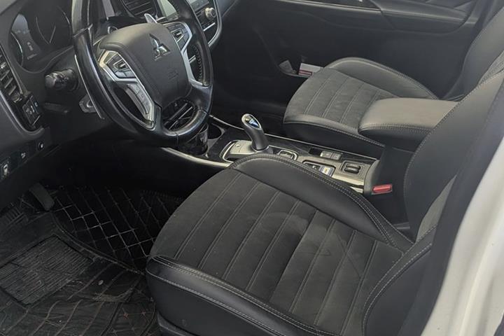 undefined Mitsubishi Outlander fra 2020