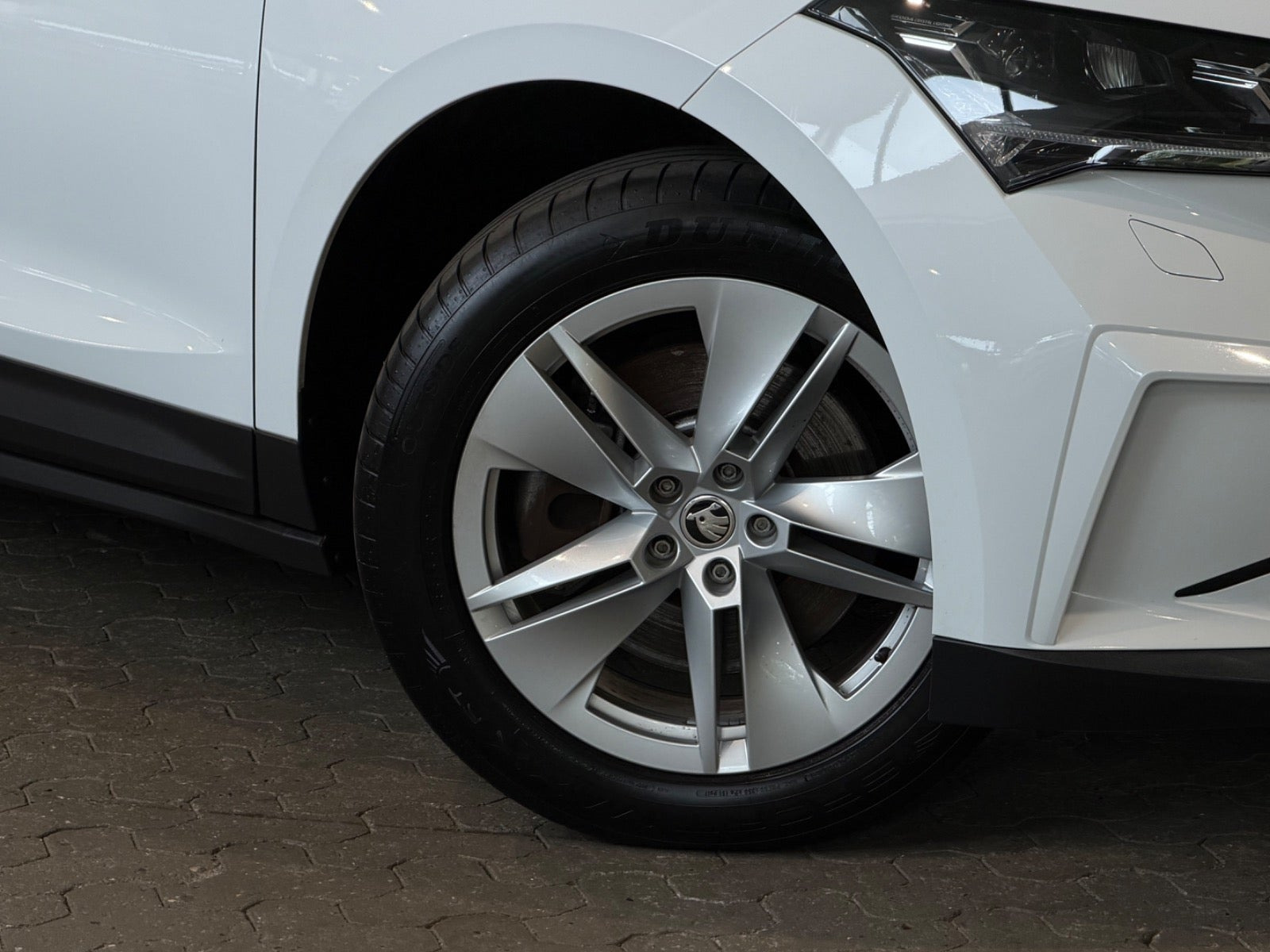 Hvid Skoda Enyaq fra 2022