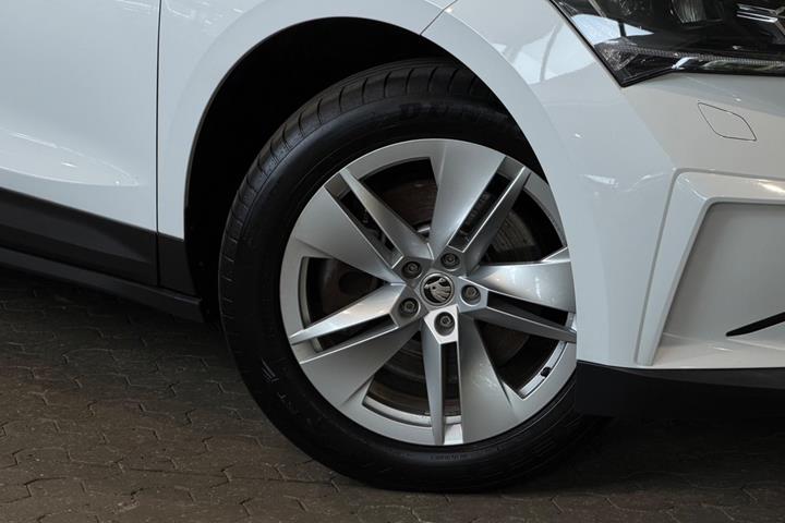 Hvid Skoda Enyaq fra 2022