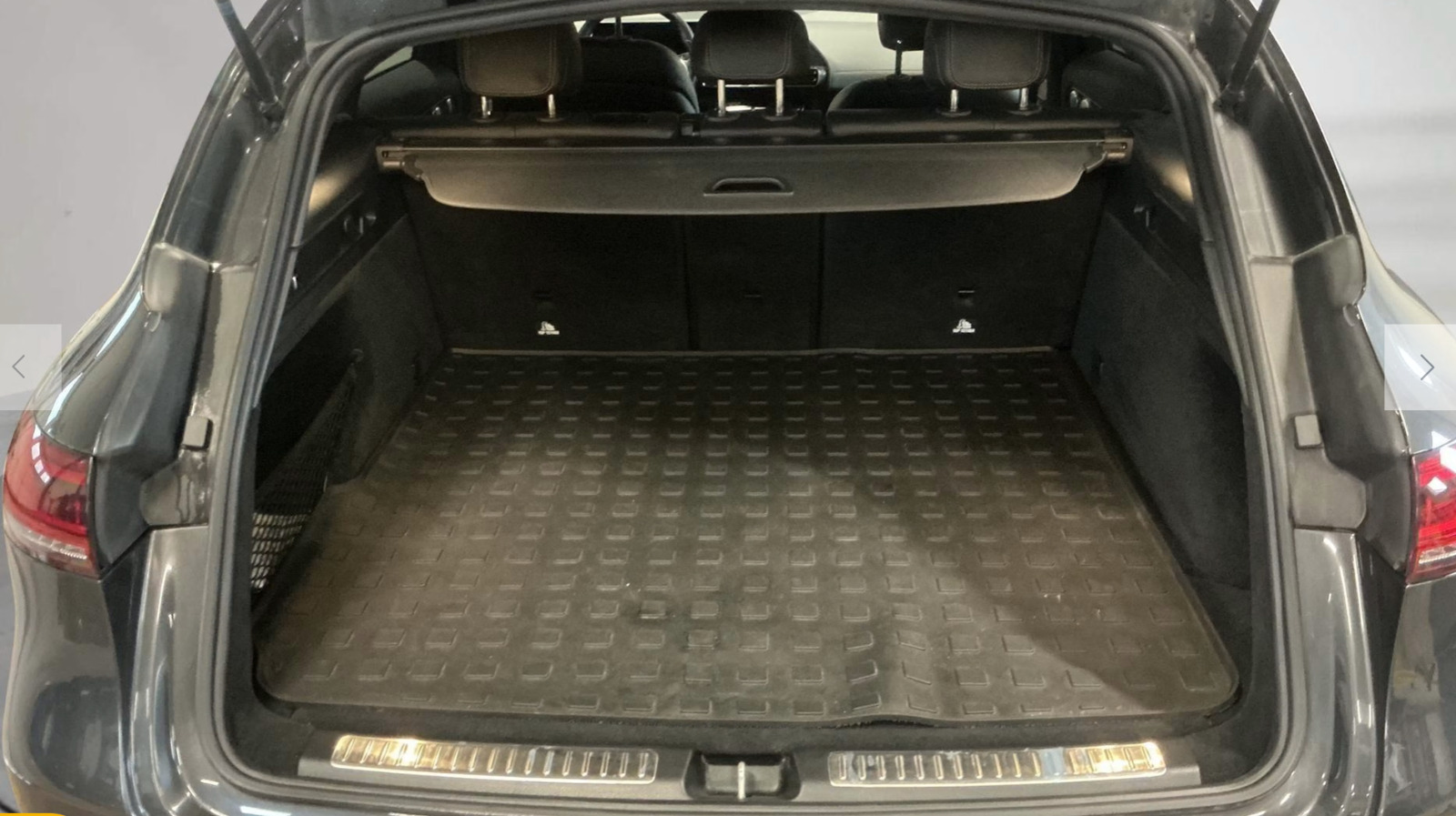 Grå Mercedes EQC400 fra 2020