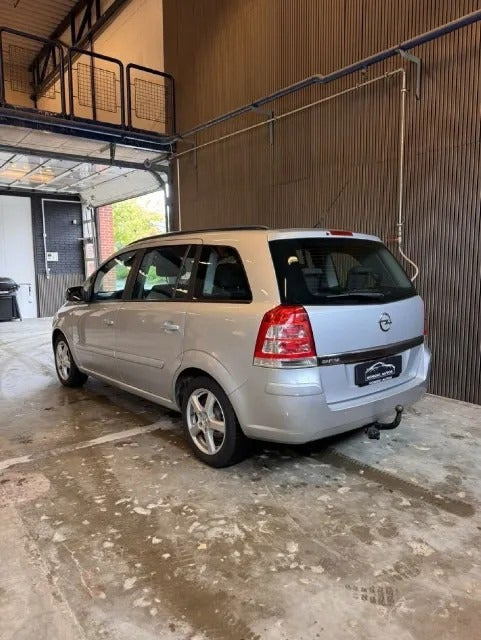 Grå Opel Zafira fra 2014