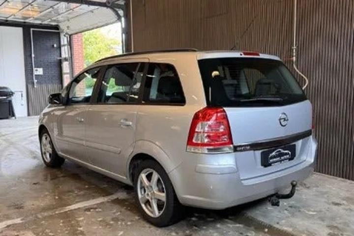 Grå Opel Zafira fra 2014