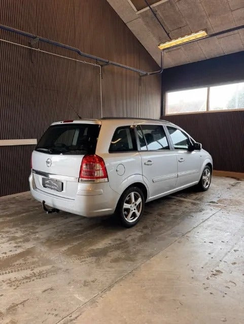 Grå Opel Zafira fra 2014