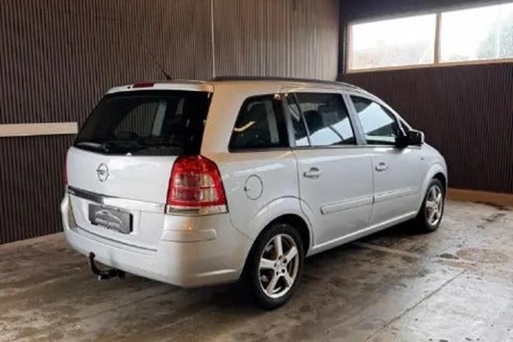Grå Opel Zafira fra 2014