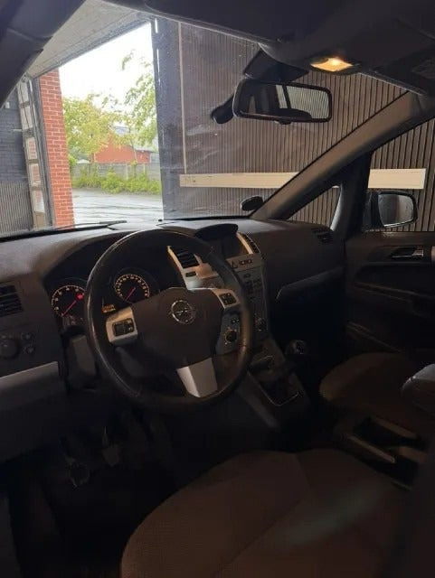 Grå Opel Zafira fra 2014