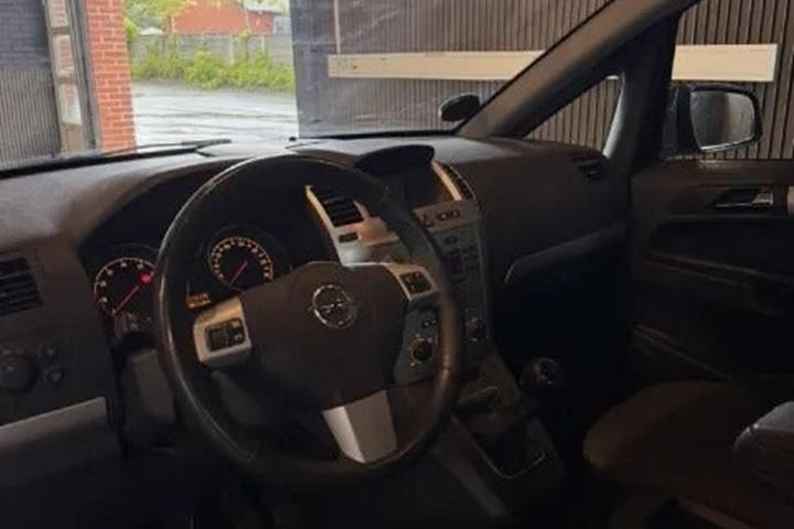 Grå Opel Zafira fra 2014