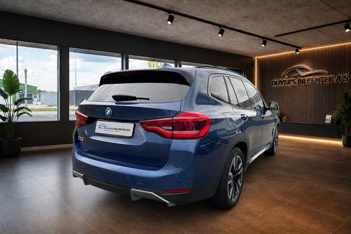 Blå BMW iX3 fra 2021