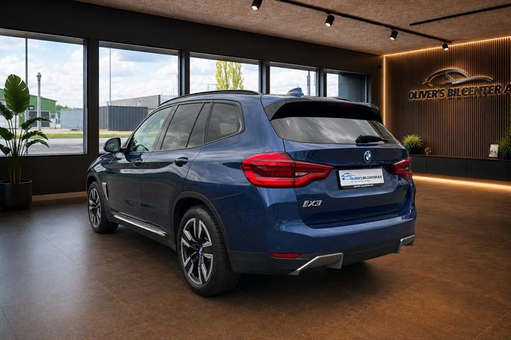 Blå BMW iX3 fra 2021