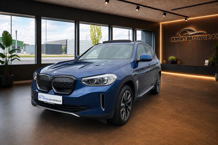 Blå BMW iX3 fra 2021
