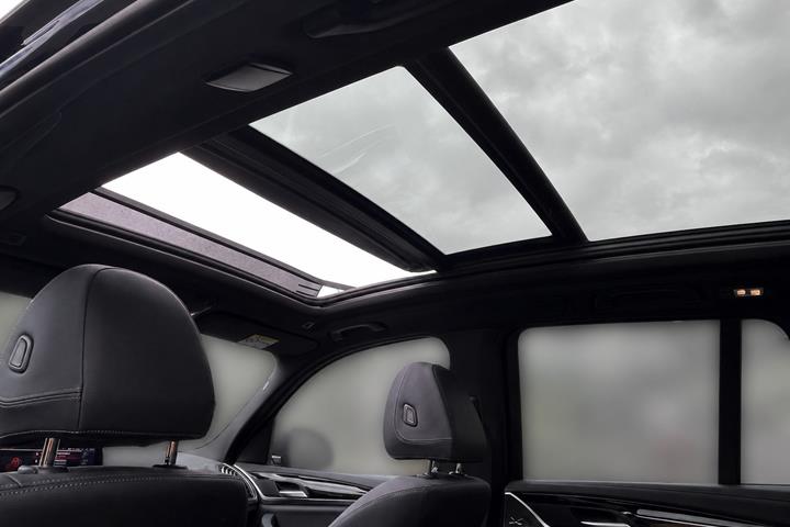 Blå BMW iX3 fra 2021