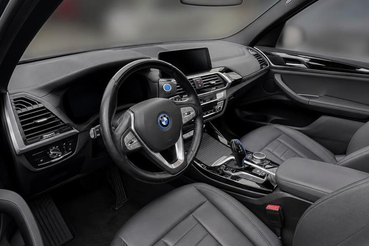 Blå BMW iX3 fra 2021