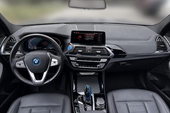 Blå BMW iX3 fra 2021