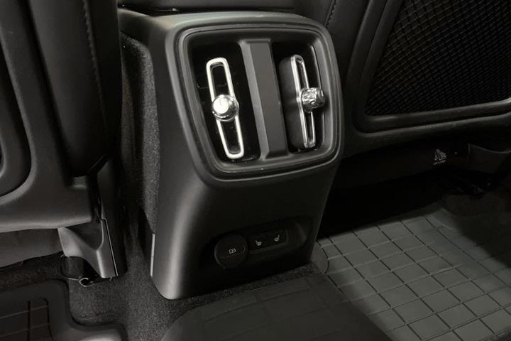Grå Volvo EX40 fra 2025