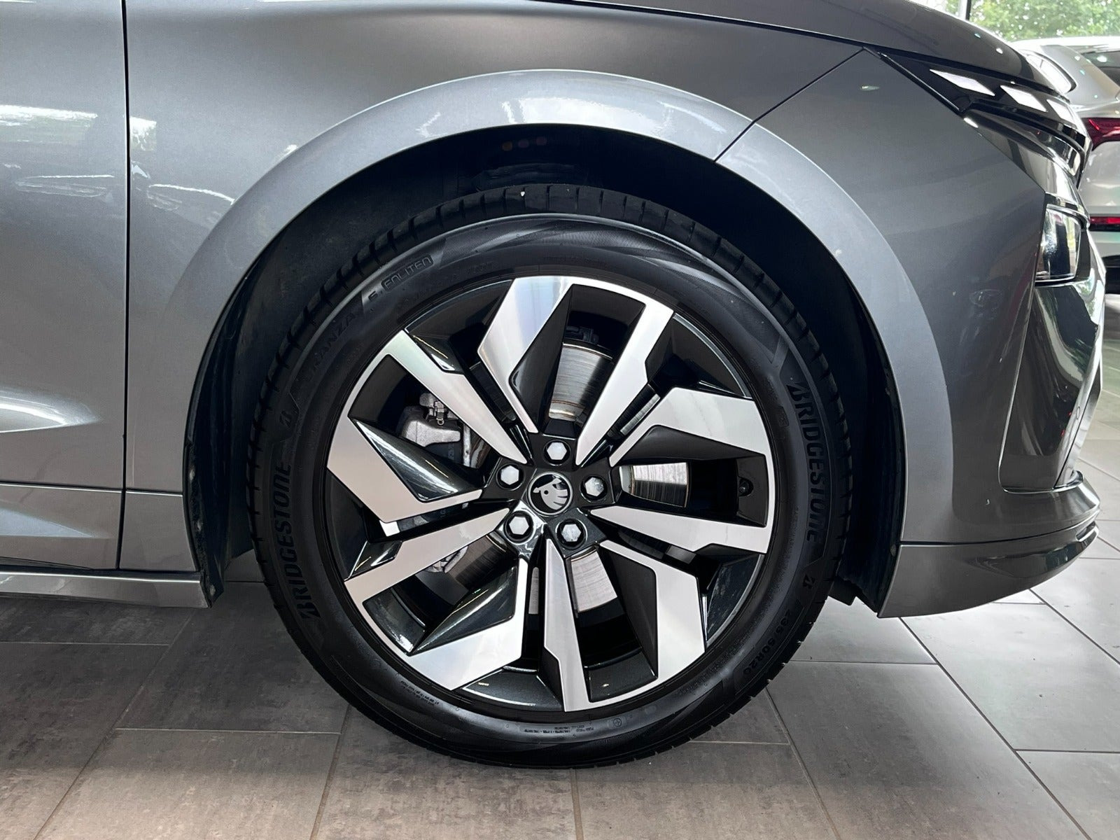 Grå Skoda Enyaq fra 2026