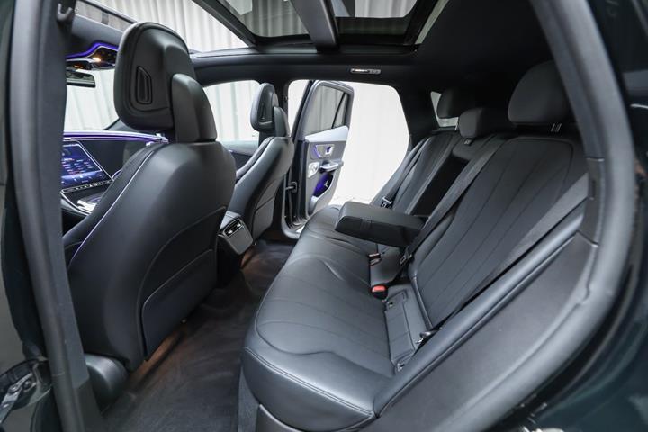 Grøn Mercedes EQE350 SUV fra 2023