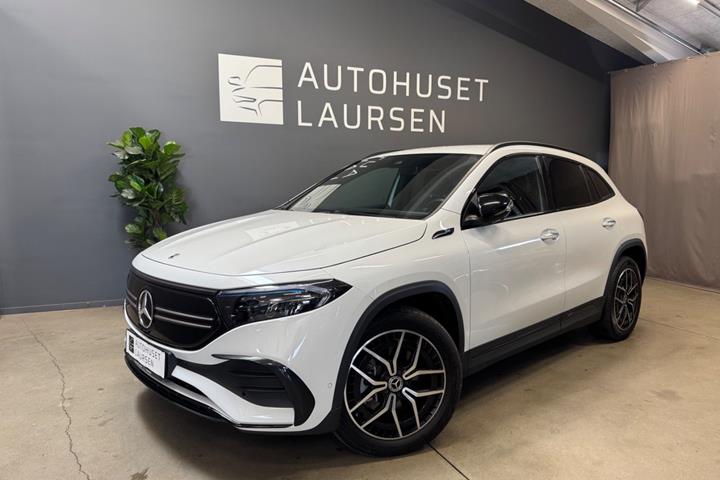 Hvid Mercedes EQA350 fra 2022 set udefra