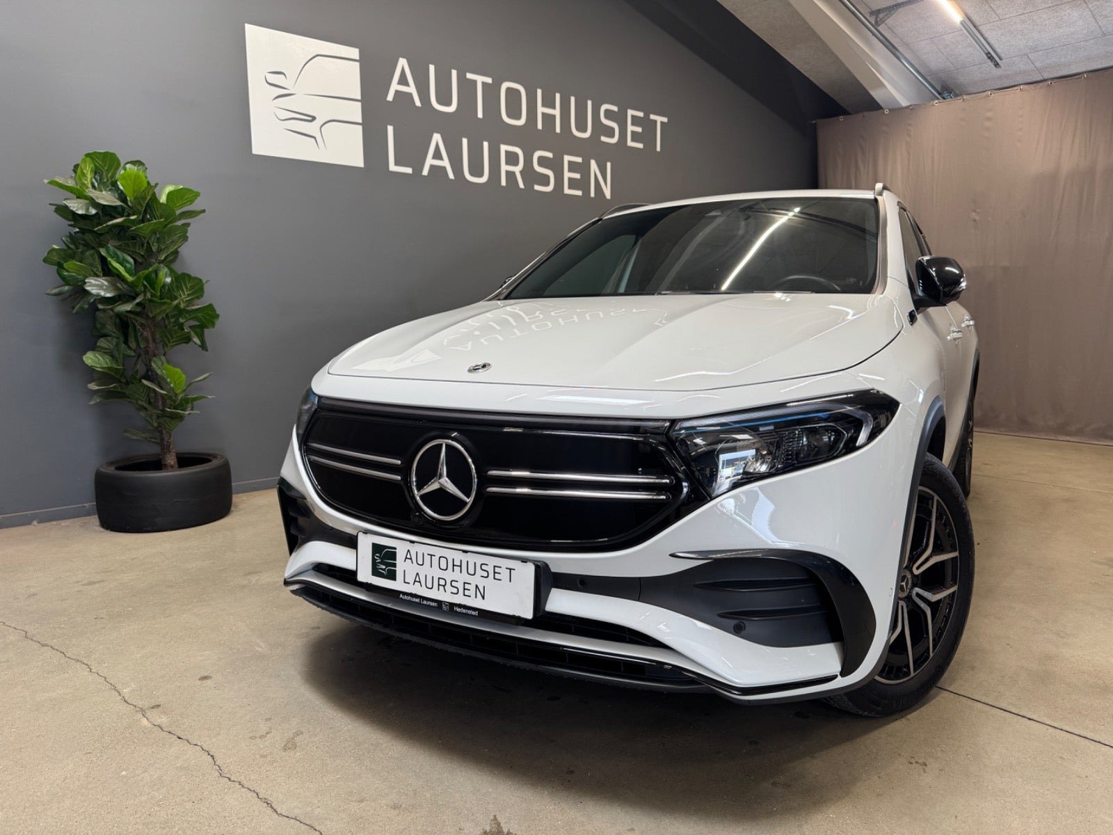 Hvid Mercedes EQA350 fra 2022