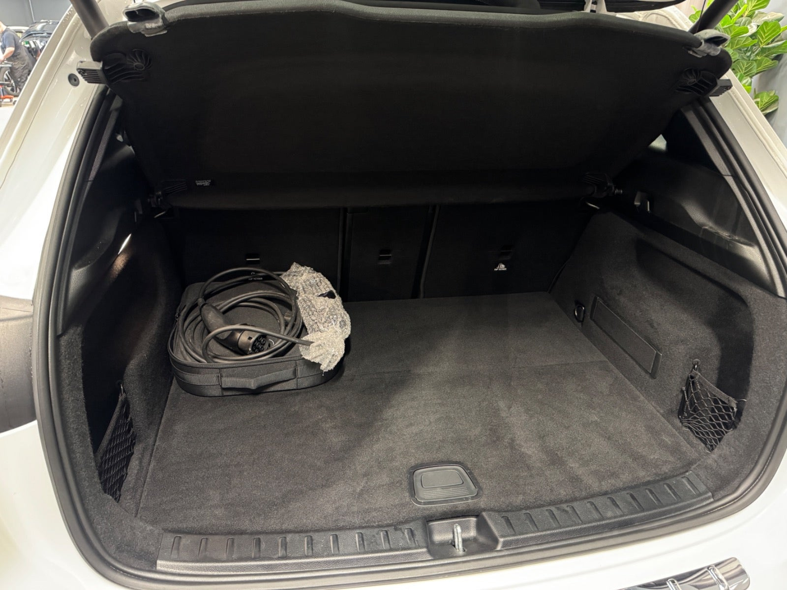 Hvid Mercedes EQA350 fra 2022