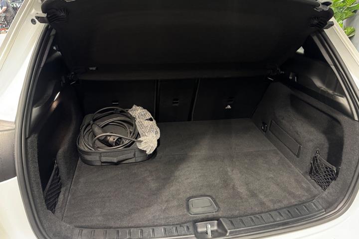 Hvid Mercedes EQA350 fra 2022