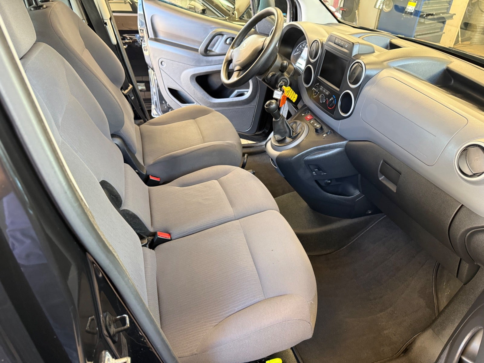 Sort Peugeot Partner fra 2016