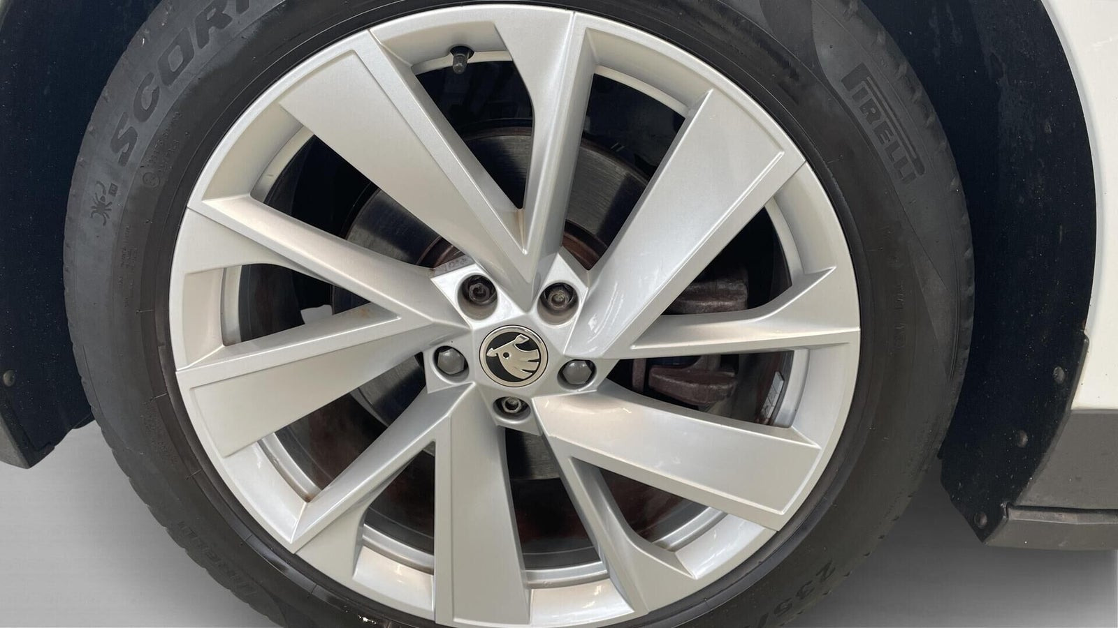 Hvid Skoda Enyaq fra 2021