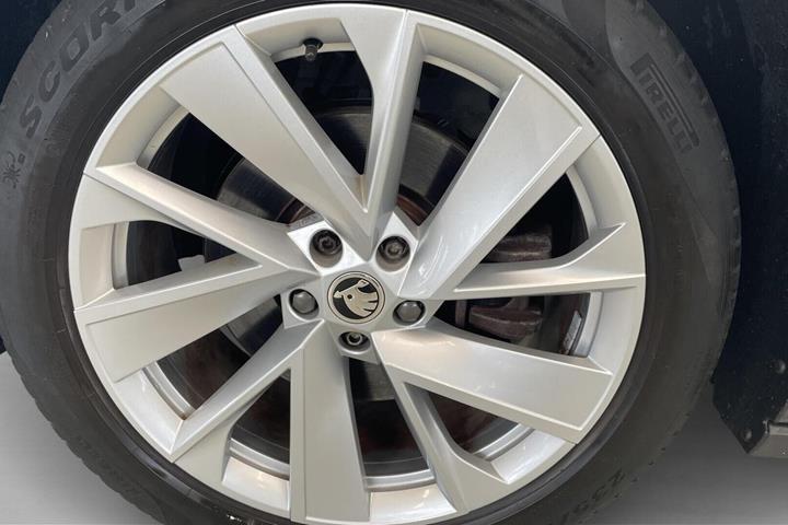 Hvid Skoda Enyaq fra 2021