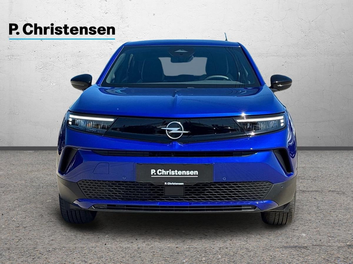 Blå Opel Mokka-e fra 2025