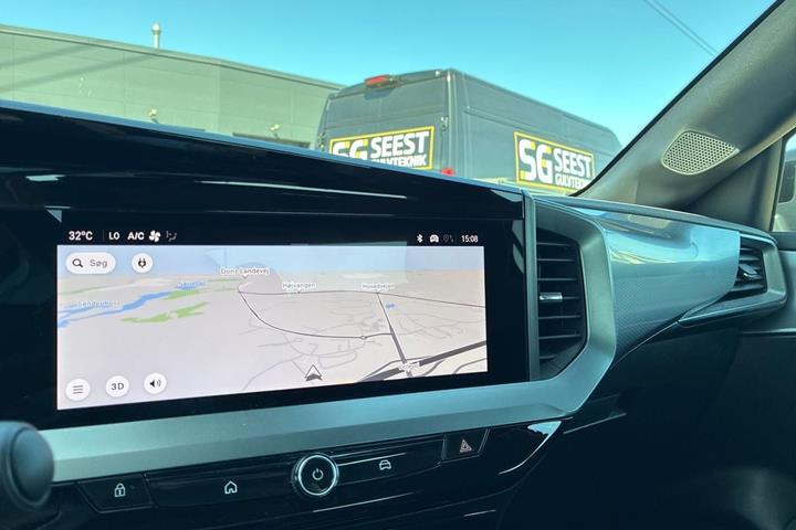 Blå Opel Mokka-e fra 2025