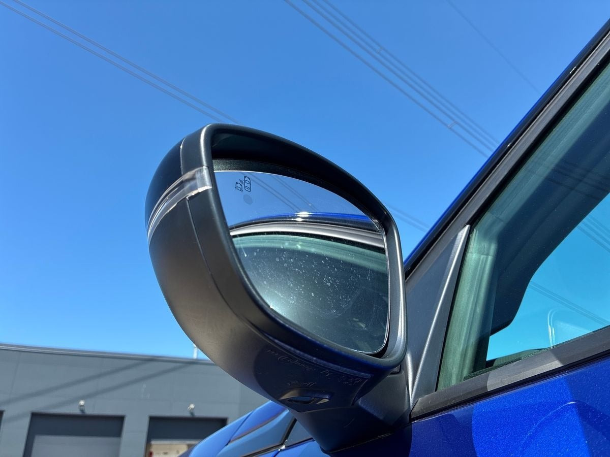 Blå Opel Mokka-e fra 2025