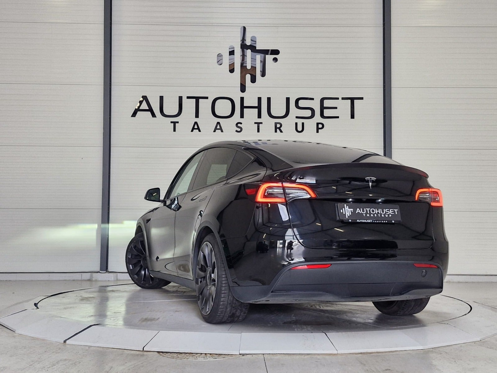 Sort Tesla Model Y fra 2023