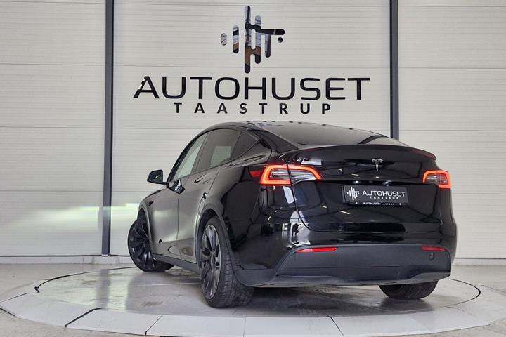 Sort Tesla Model Y fra 2023