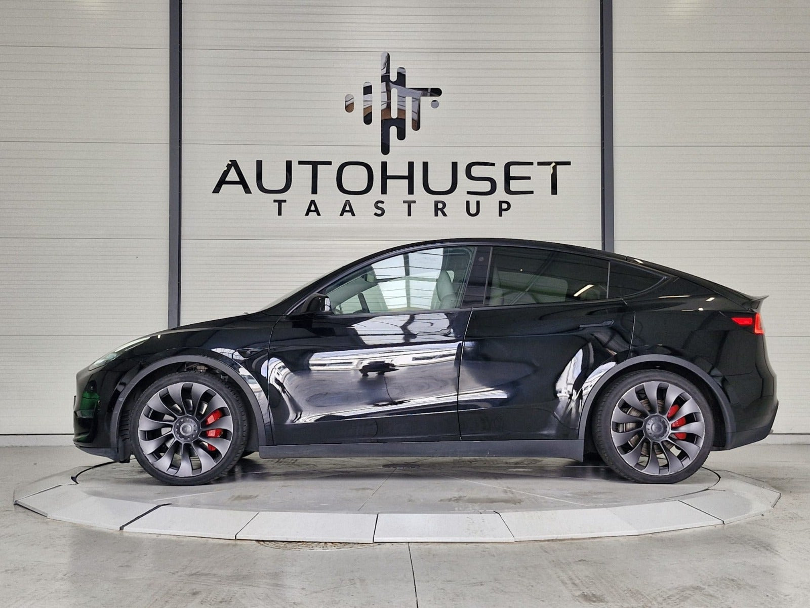 Sort Tesla Model Y fra 2023