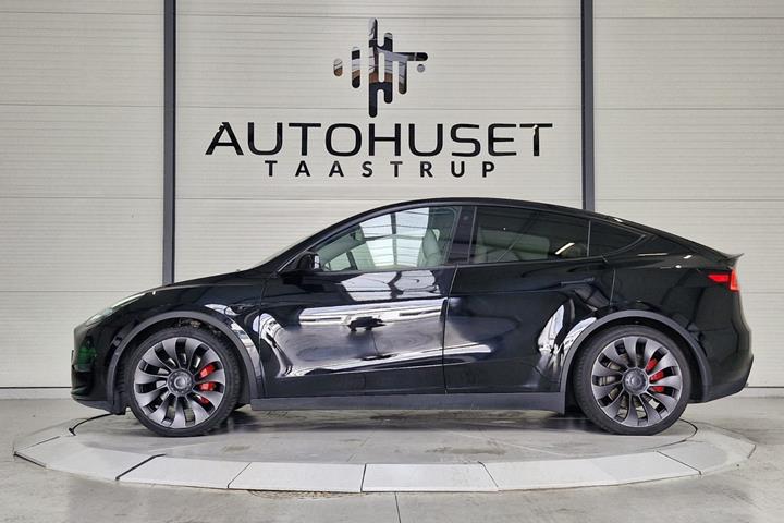 Sort Tesla Model Y fra 2023