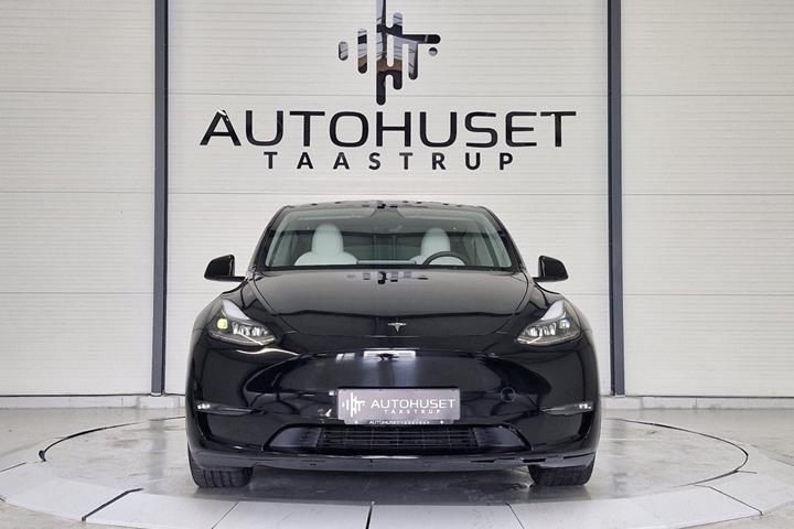 Sort Tesla Model Y fra 2023