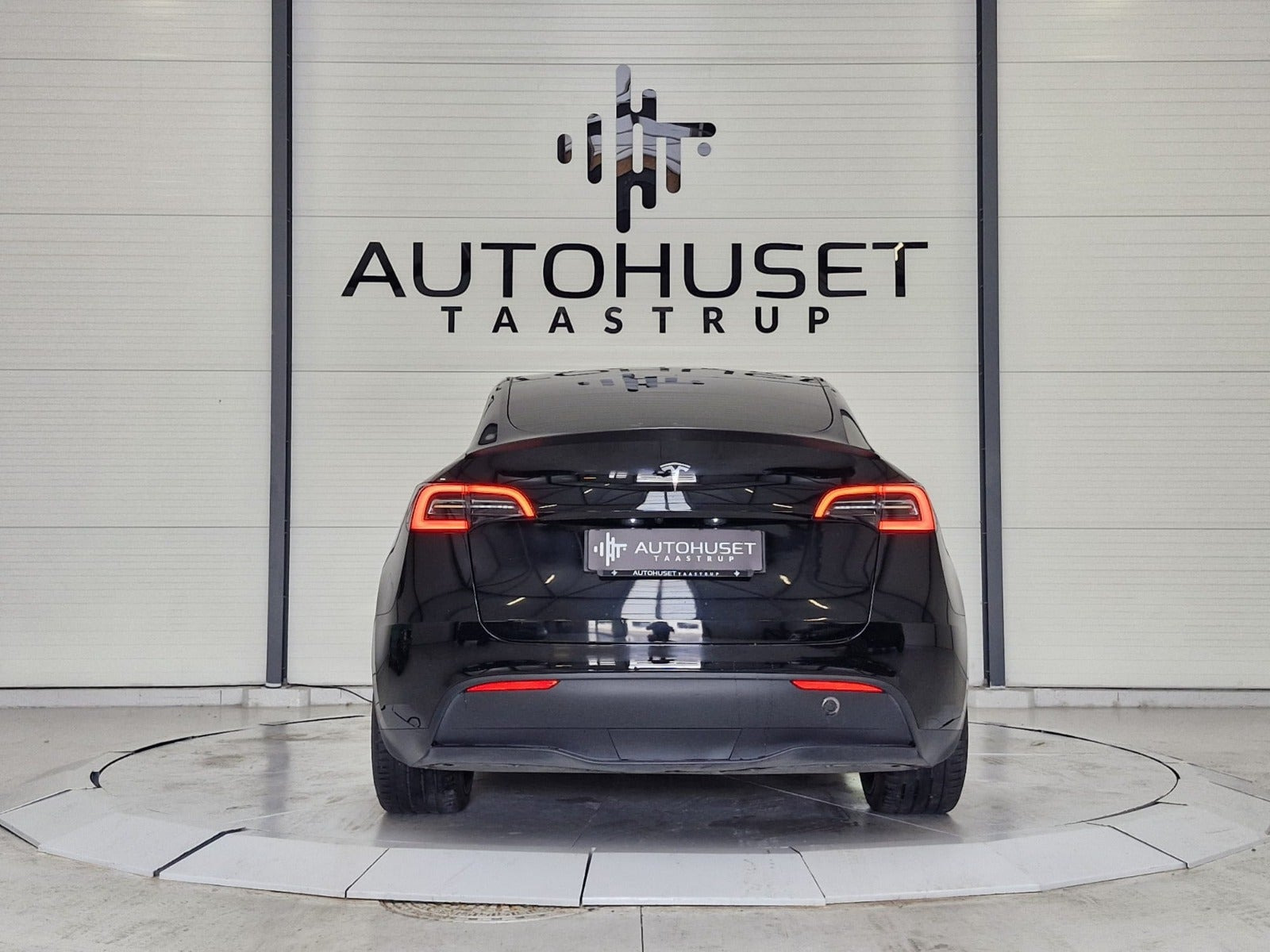 Sort Tesla Model Y fra 2023