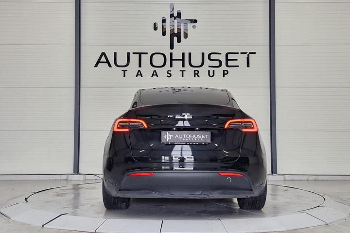 Sort Tesla Model Y fra 2023